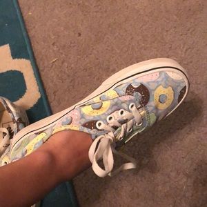 Doughnut low top vans